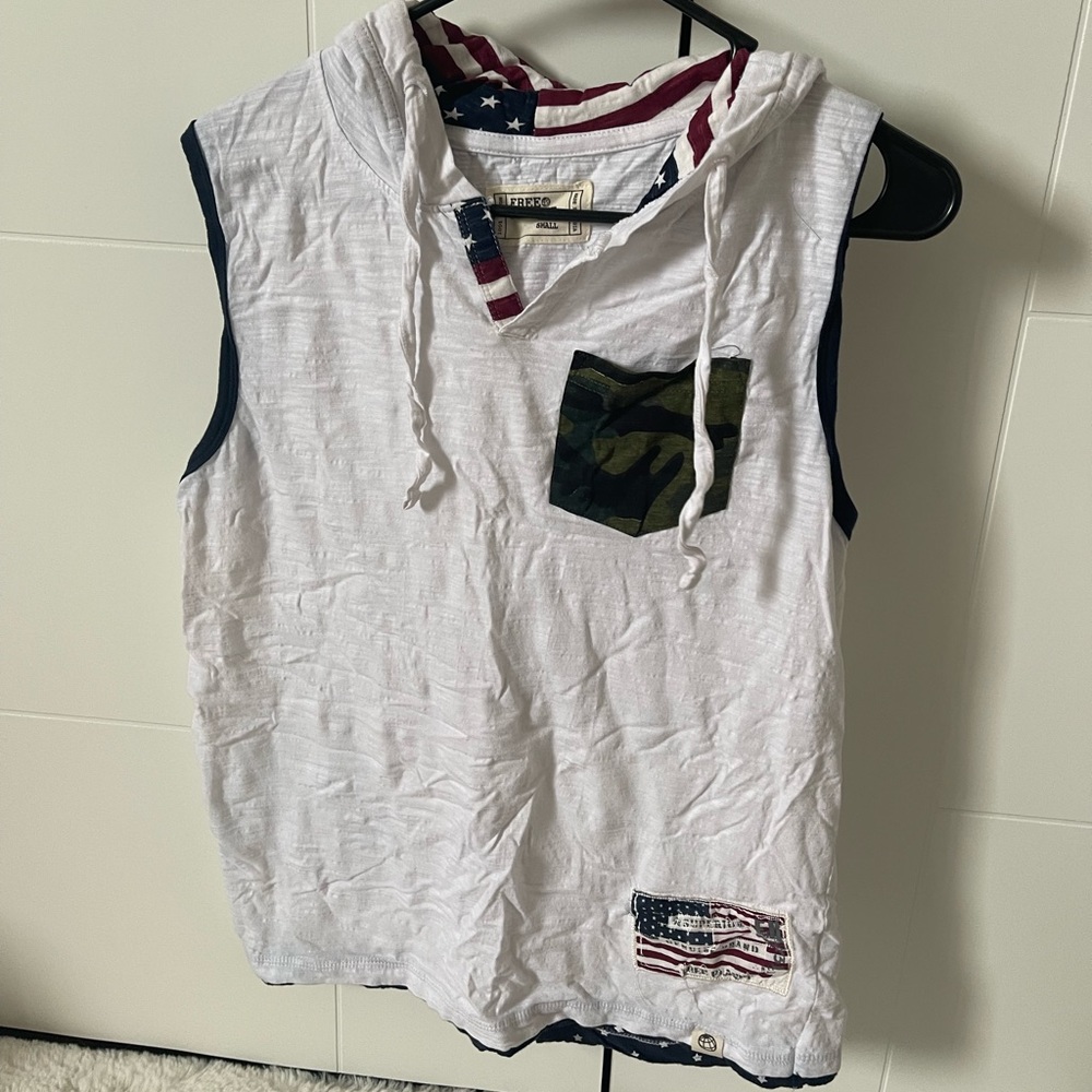 Men's T -shirt.